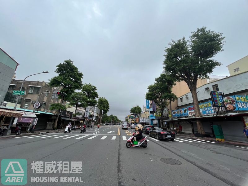 自由新中吃市透天店面使用約80坪