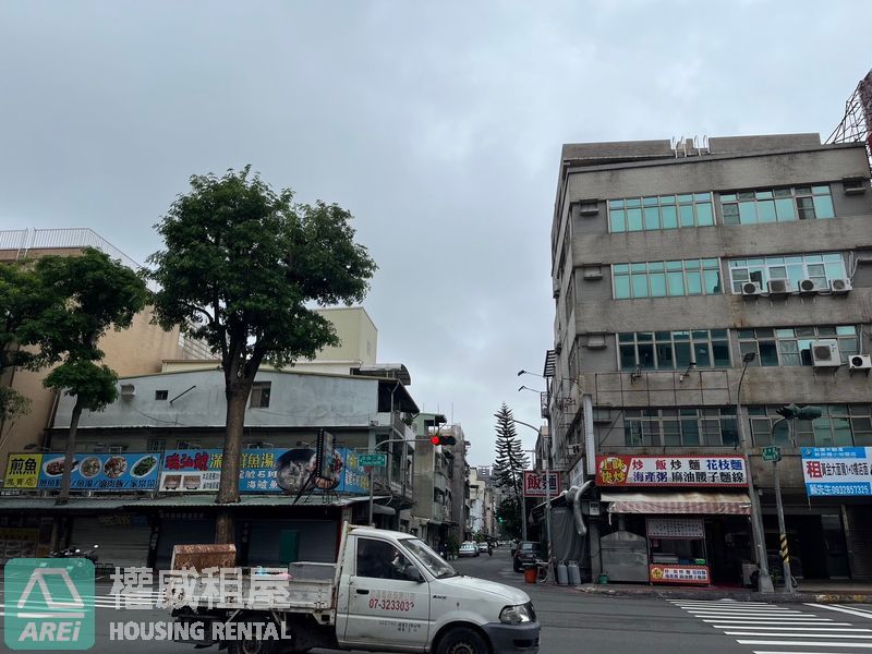 自由新中吃市透天店面使用約80坪